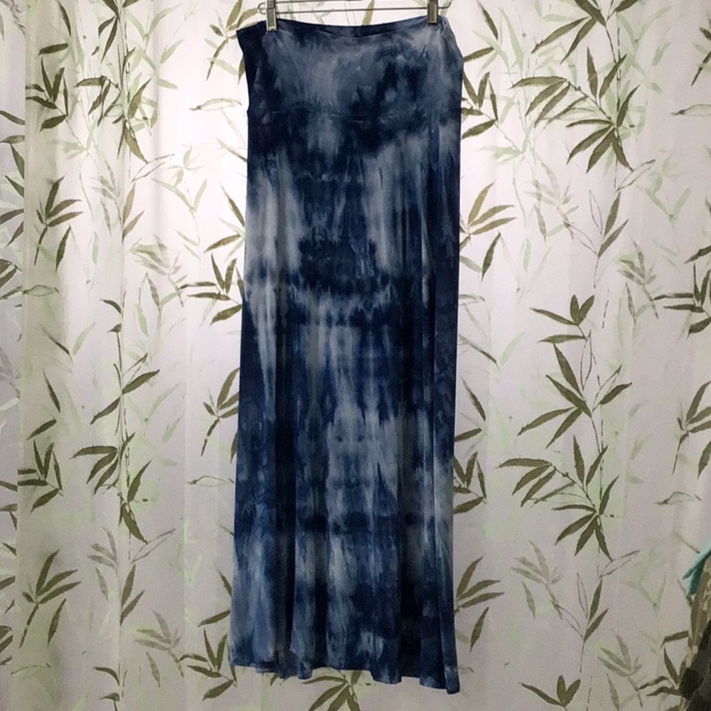 NWT Chic Tie Dye Blue & White Dress or Maxi Skirt with Flowing Design.  Medium.
